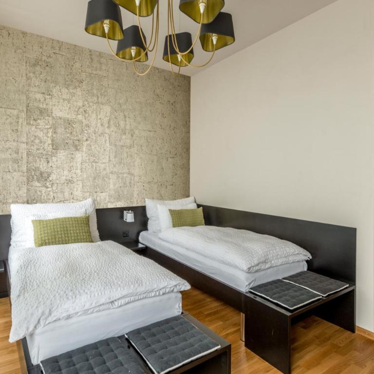 Boutique Hotel KARL - Superior Vierbettzimmer mit Balkon und Flussblick - 6