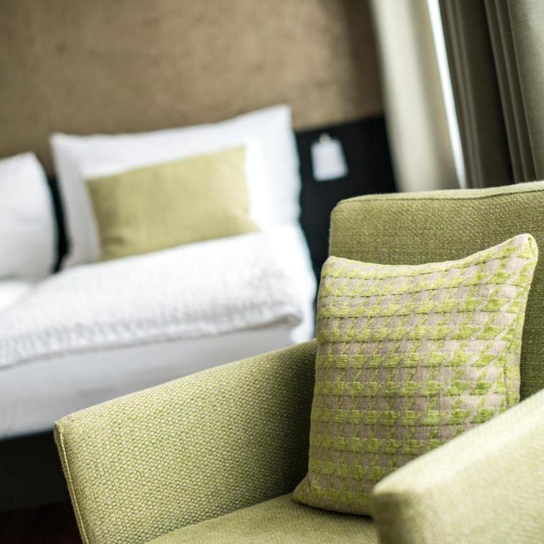 Boutique Hotel KARL - Superior Vierbettzimmer mit Balkon und Flussblick - 7