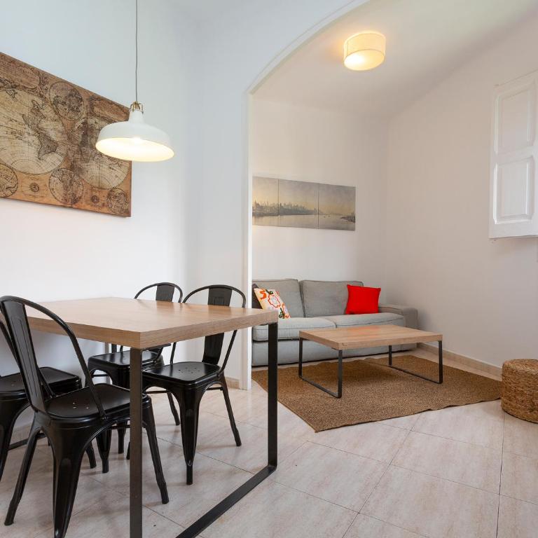 Centric Sagrada Familia Apartments - Three-Bedroom Apartment with Balcony - 1