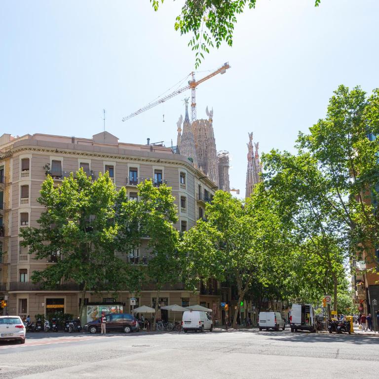 Centric Sagrada Familia Apartments - Three-Bedroom Apartment with Balcony - 16