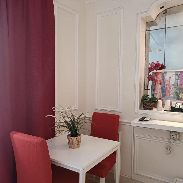 Navona Private Rooms bnb - Camera Tripla con Bagno Privato Esterno - 1