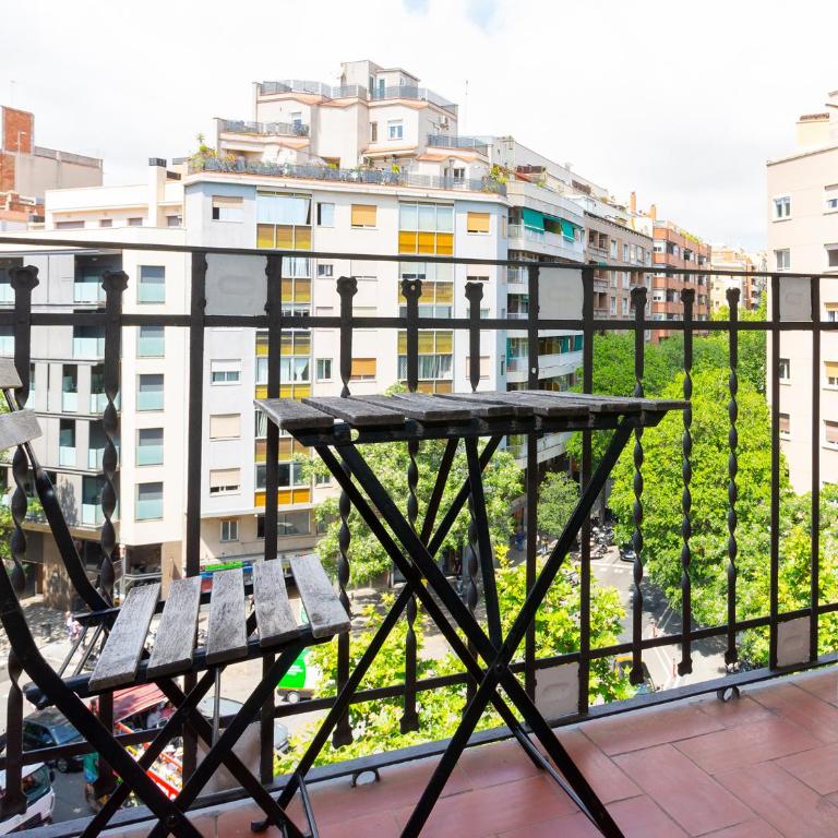 Centric Sagrada Familia Apartments - Three-Bedroom Apartment with Balcony - 14