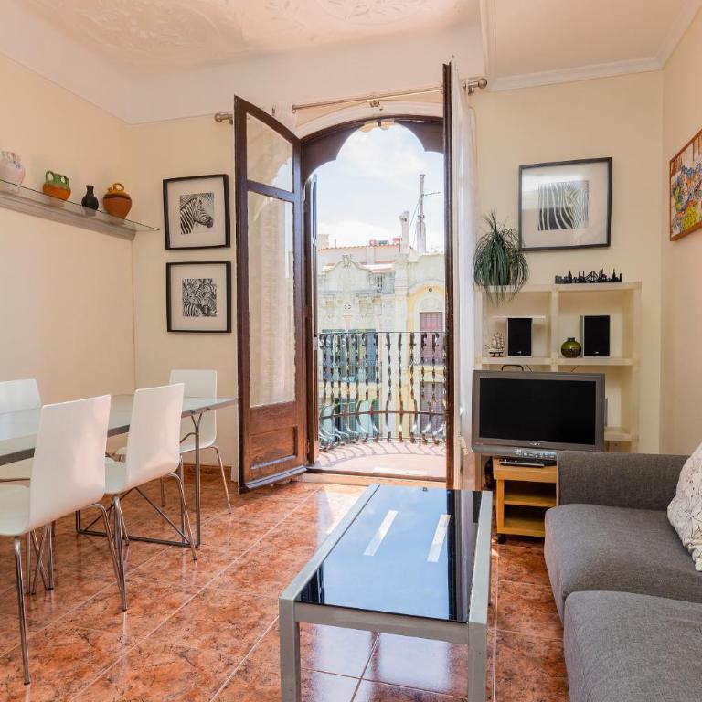 ApartEasy - Modernist flat in Eixample center - Three-Bedroom Apartment - 1