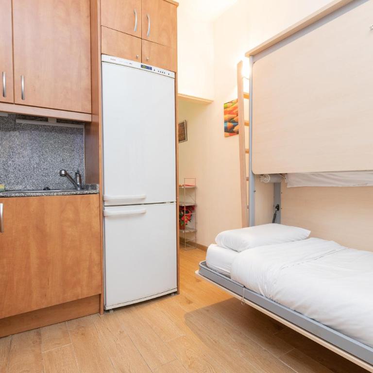 ApartEasy - Central Barcelona Studio Apartment - Standard Triple Studio - 3