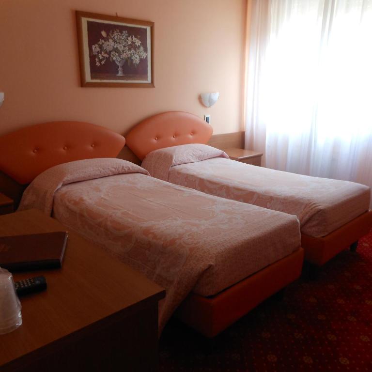 Hotel Cristallo - Camera Matrimoniale/Doppia con Letti Singoli con Vista Montagna - 2