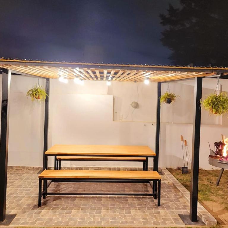 Casa Roque Funes, ubicado en Cerro de las Rosas Córdoba, Ofrece, Asador, Pileta, Cercanias, Estadio Kempes, aeropuerto Ambrosio Taravella, Orfeo Superdomo, Sanatorio Allende, Casa con 2 departamentos individuales y áreas comunes - Casa con 1 dormitorio - 17