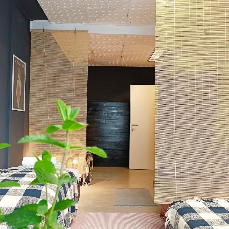 Lounge-Style-Hostel - Basic Dreibettzimmer mit Gemeinschaftsbad - 1