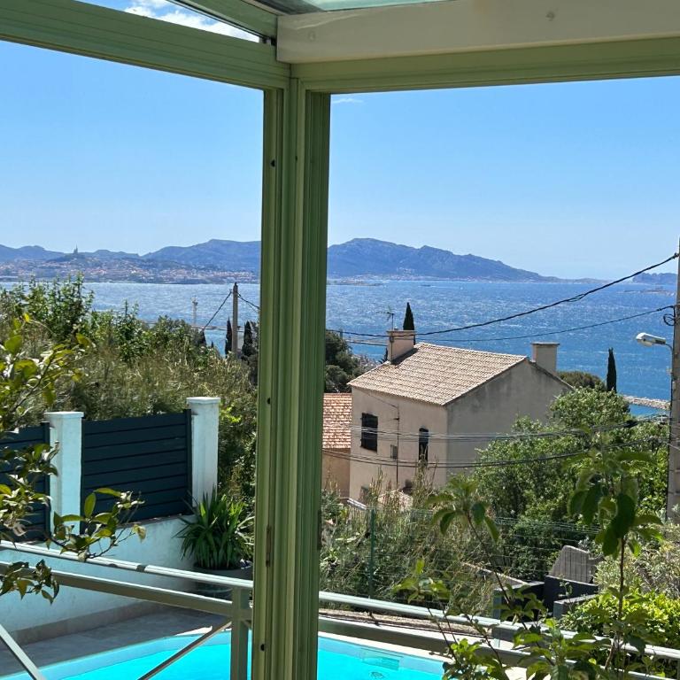 maison entièrement climatisée vue d'exception mer et rade de Marseille avec piscine 8 personnes - Villa - 15