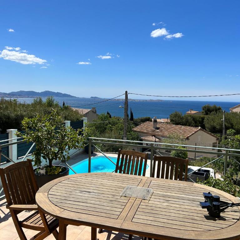 maison entièrement climatisée vue d'exception mer et rade de Marseille avec piscine 8 personnes - Villa - 8