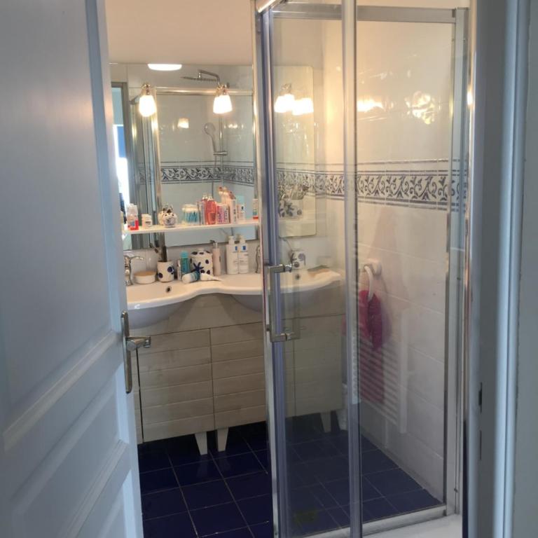 maison entièrement climatisée vue d'exception mer et rade de Marseille avec piscine 8 personnes - Villa - 32