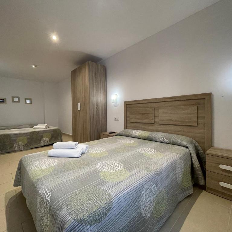P&R hostals Codolar - Habitación Cuádruple con bañera - 5