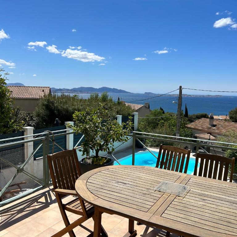 maison entièrement climatisée vue d'exception mer et rade de Marseille avec piscine 8 personnes - Villa - 36