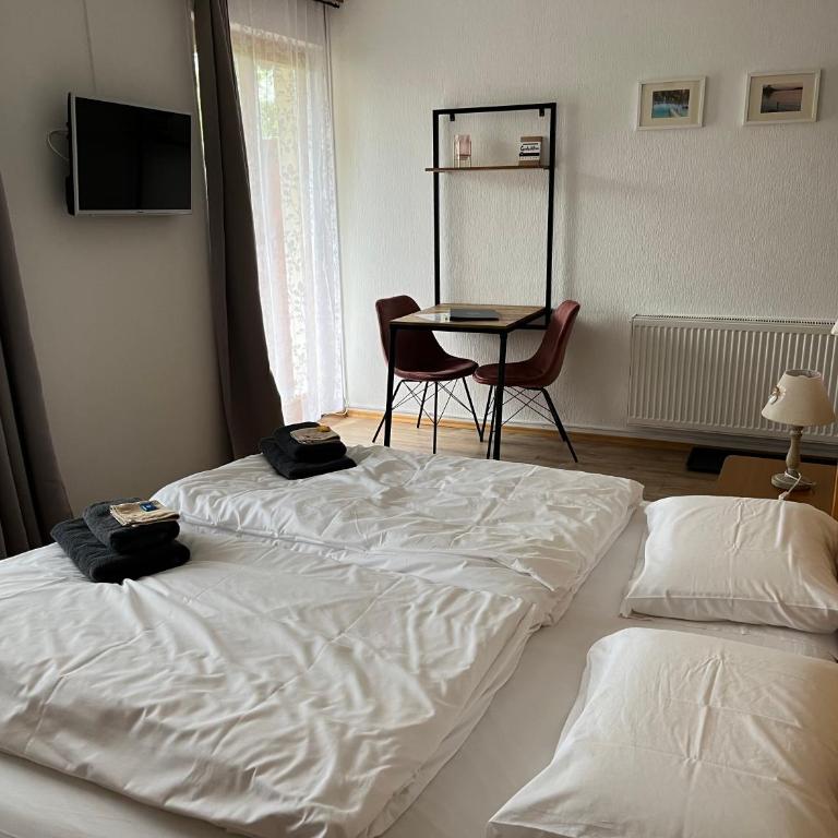 Pension Kitty - Comfort Doppel-/Zweibettzimmer mit Balkon und Gartenblick - 5