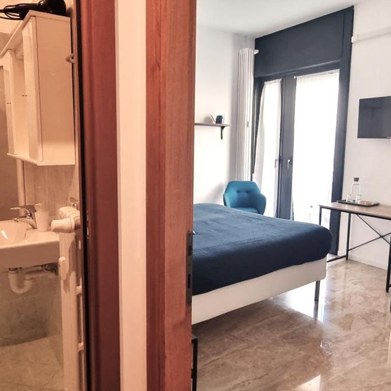 Guesthouse Tree Rooms Industrial - Camera Tripla con Bagno Privato - 9