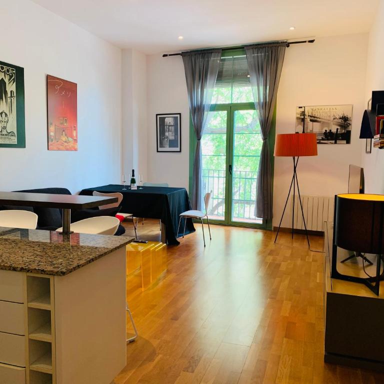 Hermoso piso en el centro de Barcelona - Two-Bedroom Apartment - 1