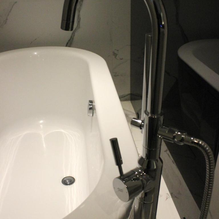 WeEnjoy Hotels Aeropuerto CDMX - Deluxe Suite with Spa Bath - 6