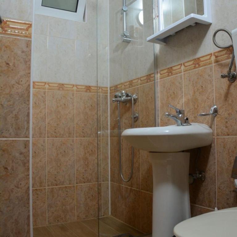 Buzuku House - Deluxe King Room - 9