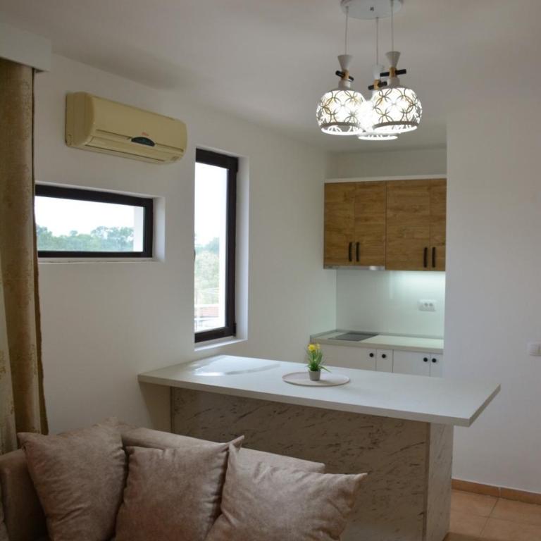 Buzuku House - Deluxe King Room - 5