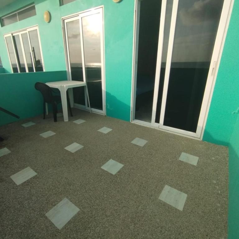 The Lookout Beach Hotel - Deluxe Family Suite - 9