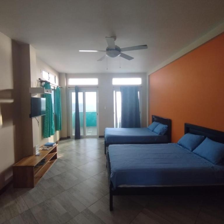 The Lookout Beach Hotel - Deluxe Family Suite - 11