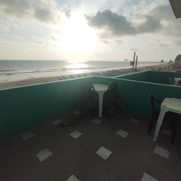 The Lookout Beach Hotel - Deluxe Family Suite - 12