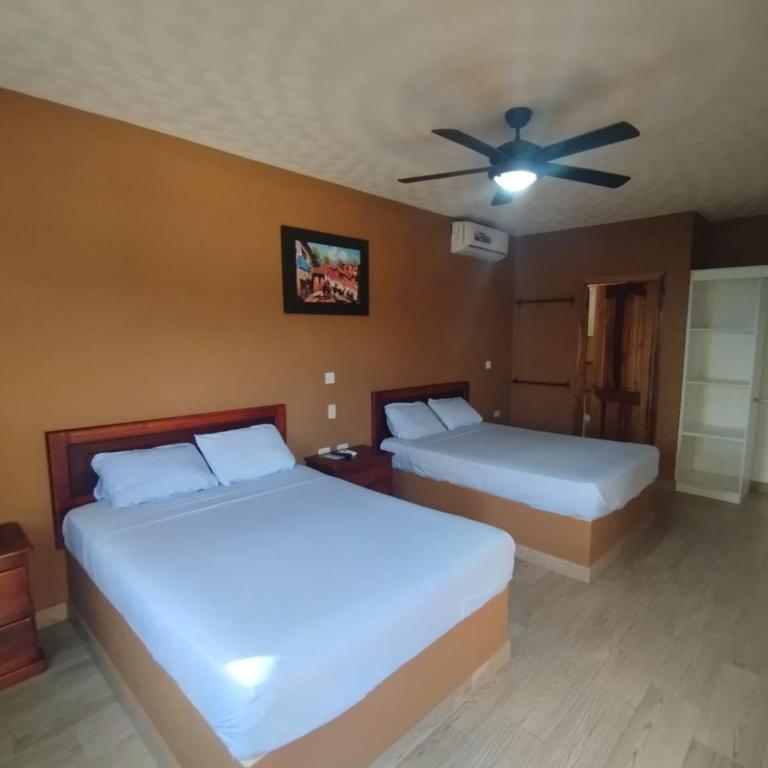 The Lookout Beach Hotel - Large Twin Room - 3
