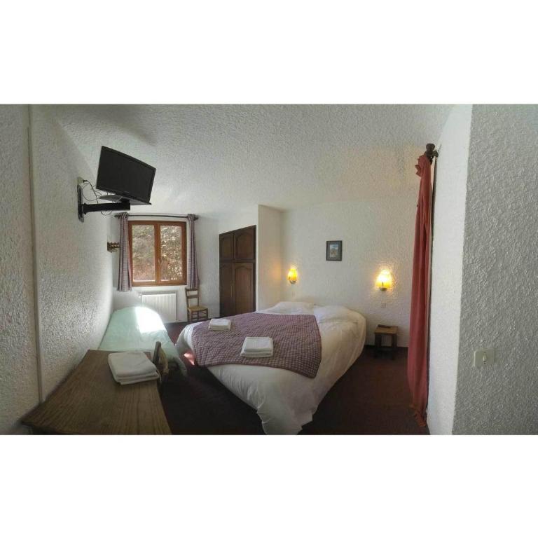 Hôtel les Gardettes - Chambre Double avec Toilettes Communes - 2