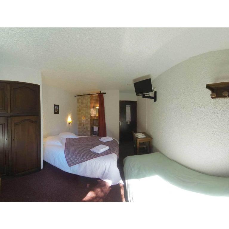 Hôtel les Gardettes - Chambre Double avec Toilettes Communes - 3