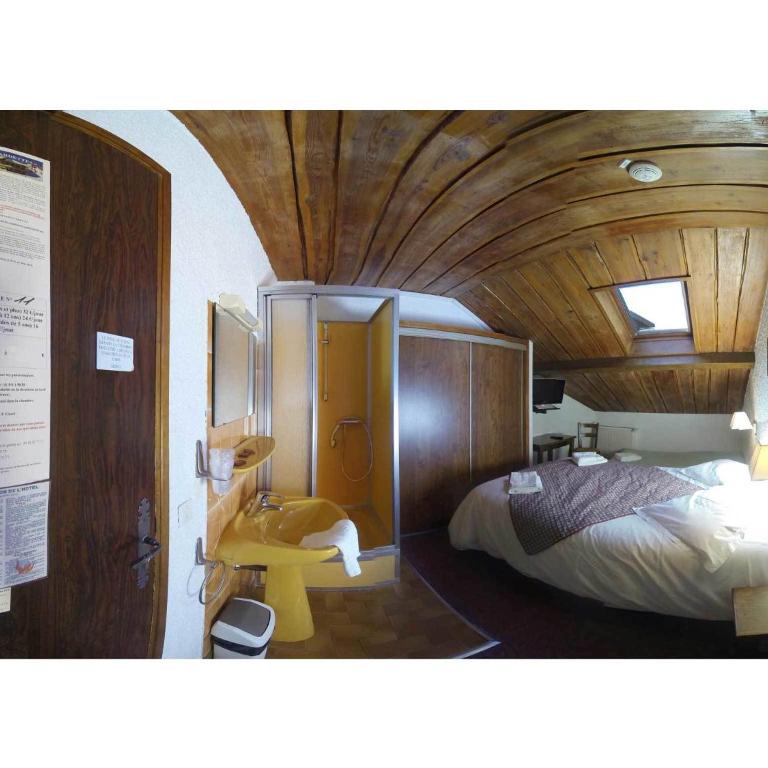 Hôtel les Gardettes - Chambre Double avec Toilettes Communes - 5