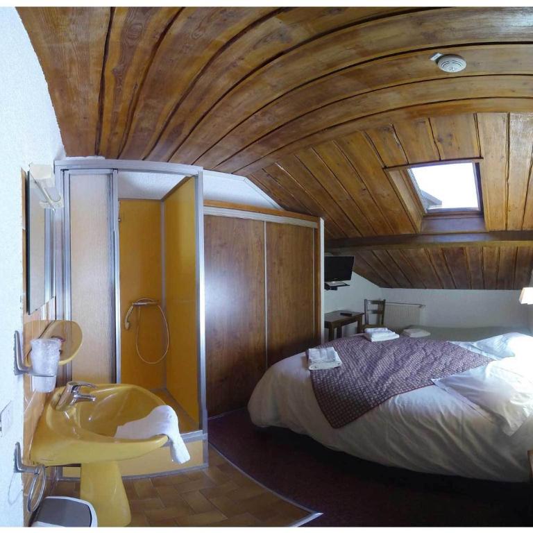 Hôtel les Gardettes - Chambre Double avec Toilettes Communes - 6