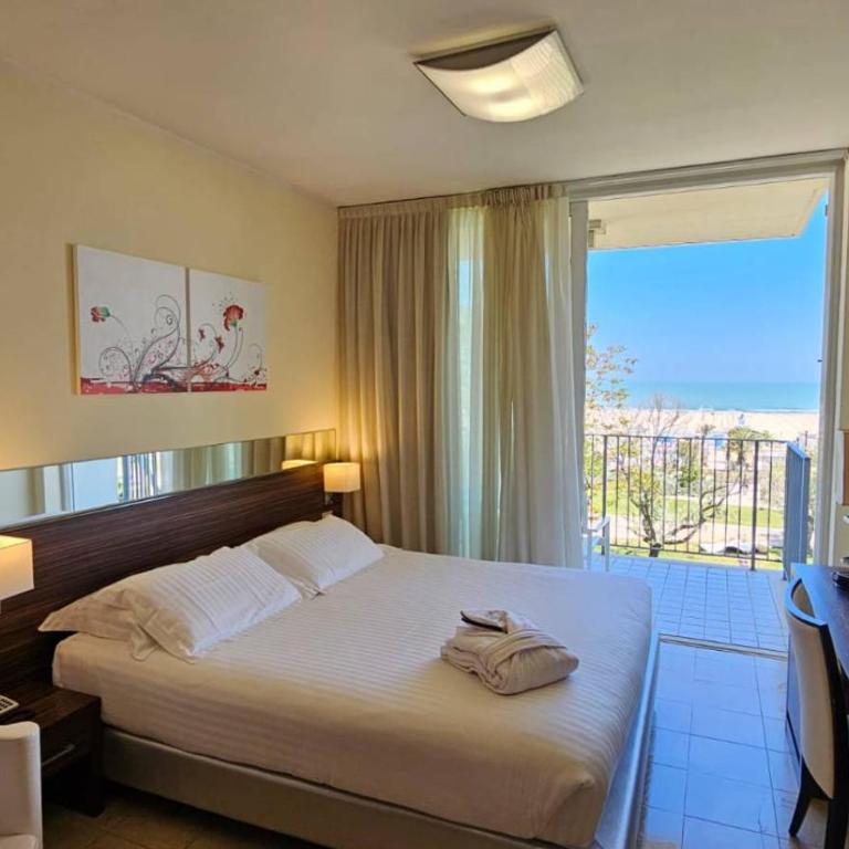 Mercure Rimini Lungomare - Privilège Double Room with beautiful terrace view of the Parco del Mare - 6