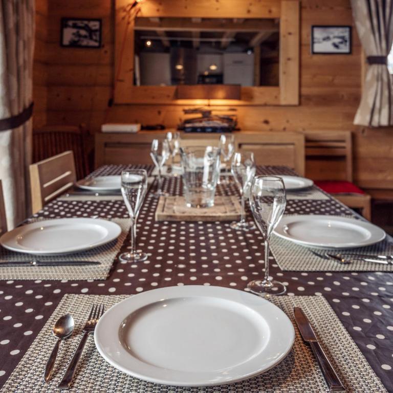 Chalet chaleureux avec cheminée et jacuzzi à Méribel - FR-1-688-18 - Chalet - 2
