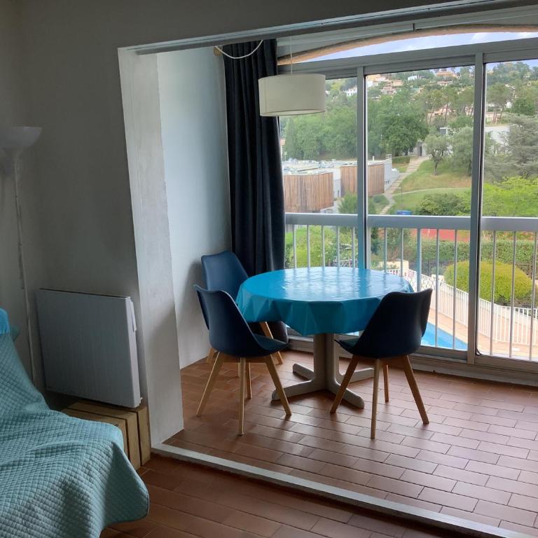 Au calme dans hameau fleuri joli Studio 3 pers piscine parking wi-fi - Studio - Vue sur Piscine - 4