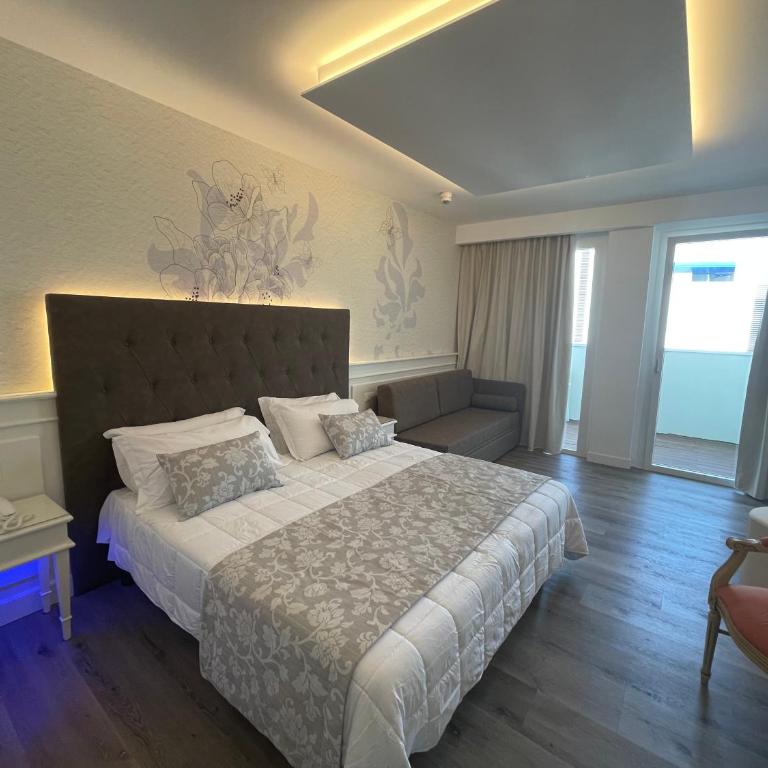 Park Hotel Cellini - Deluxe Junior Suite with Balcony and Side Sea View - 5