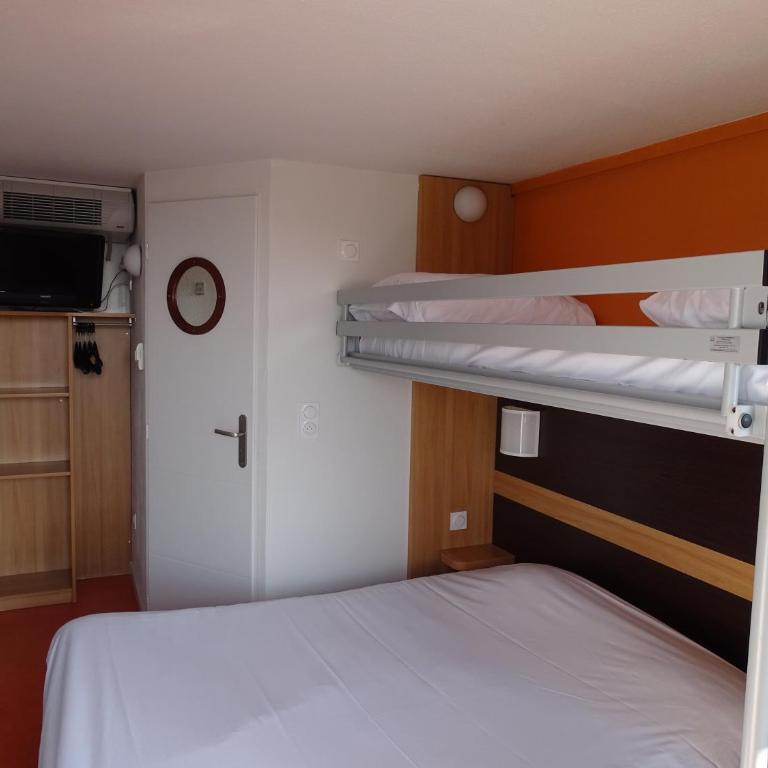 Première Classe Troyes Sud - Buchères - Chambre Triple (1 Lit Double et 1 Lit Simple) - 3