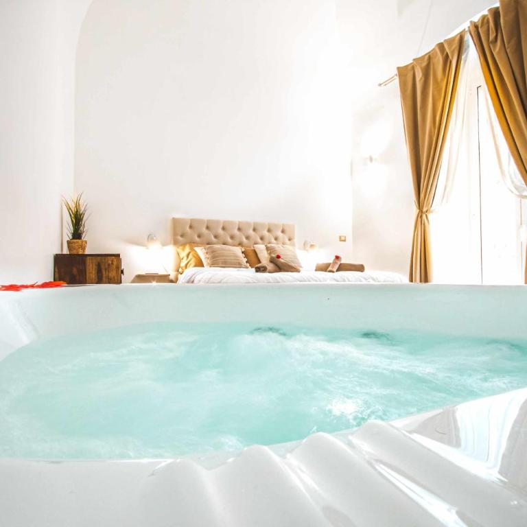 Cas358 Luxury Suite - One-Bedroom Apartment with Spa Bath - 3
