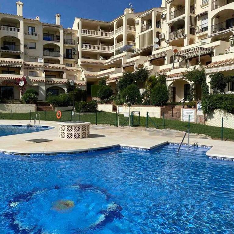 Cozy and inexpensive apartments nearly sea,tennis,bars and other - Apartamento de 2 dormitorios con balcón y terraza - 1