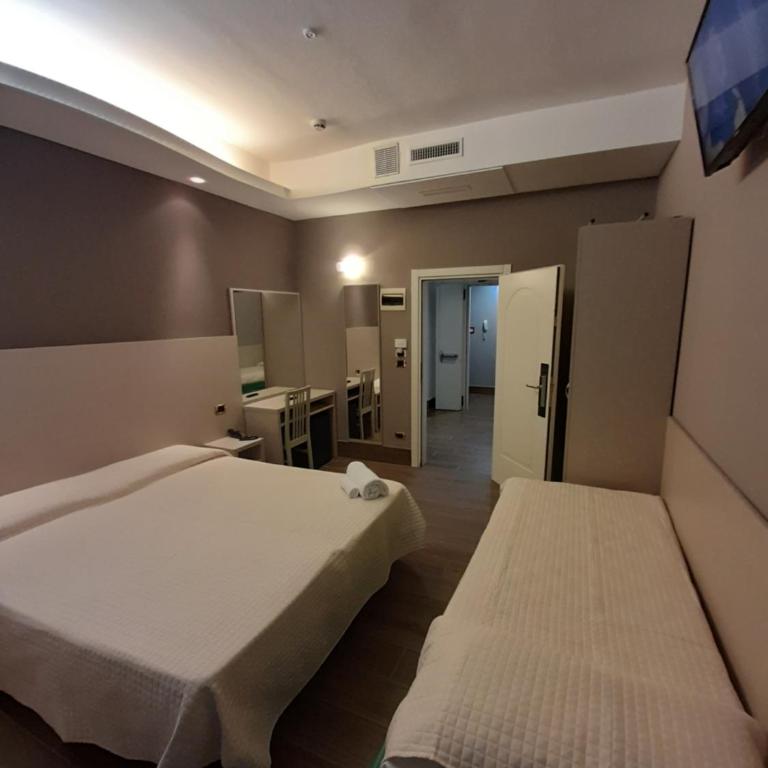 Hotel Royal Plaza - Camera Tripla Comfort - 8