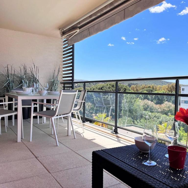 Charmant T2 climatisé avec grande terrasse, piscine et parking privatif, proche plage et commerces. - FR-1-251-441 - Appartement - 1