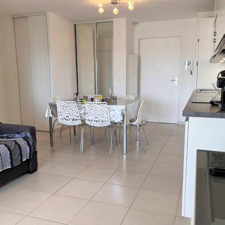 Charmant T2 climatisé avec grande terrasse, piscine et parking privatif, proche plage et commerces. - FR-1-251-441 - Appartement - 9