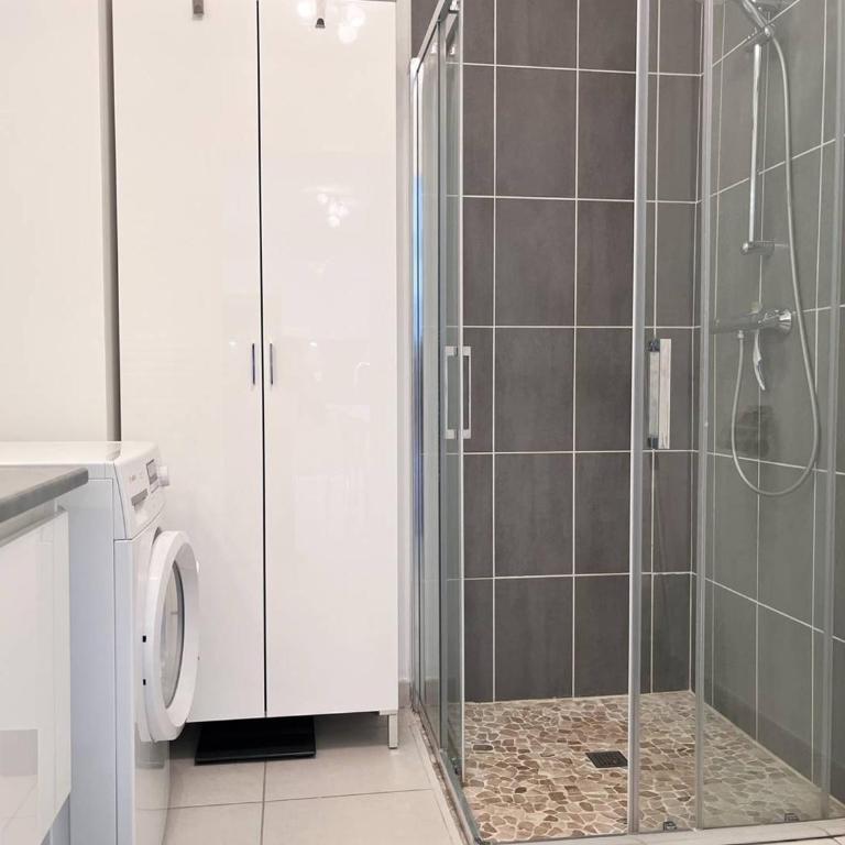 Charmant T2 climatisé avec grande terrasse, piscine et parking privatif, proche plage et commerces. - FR-1-251-441 - Appartement - 12