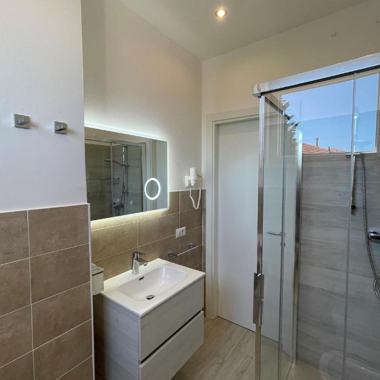 Caprice 2.0 - Two-Bedroom Apartment with Lake View - 16