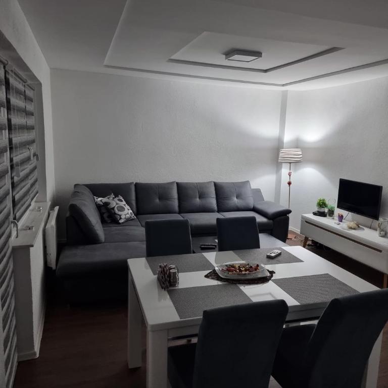 Apartments FOUR SEASONS - Deluks Dvokrevetna Soba sa Bračnim Krevetom/Zasebnim Krevetima i Balkonom - 1