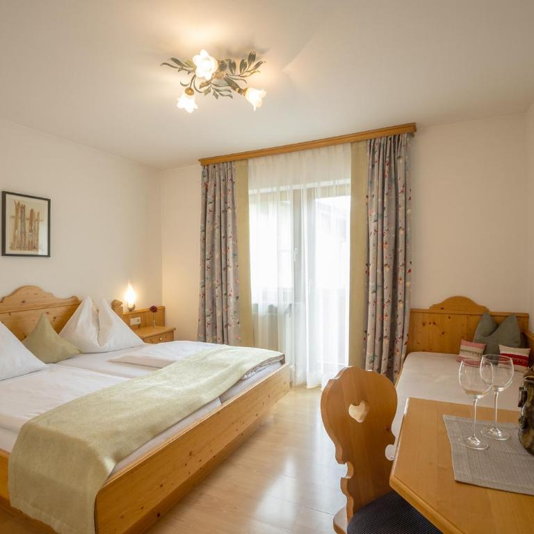 Ferienhaus Helmuth Oberreiter - Doppelzimmer mit Balkon (3 Erwachsene) - 2