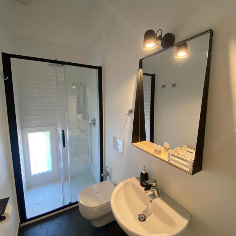 FOUR LIONS VILLA GUESTHOUSE - Deluxe Double Room - 10