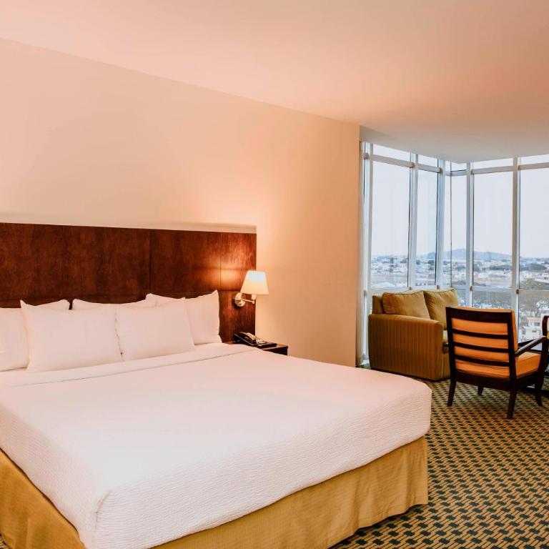 Courtyard by Marriott Guayaquil - Suite Junior con cama extragrande y vistas a la ciudad - 3