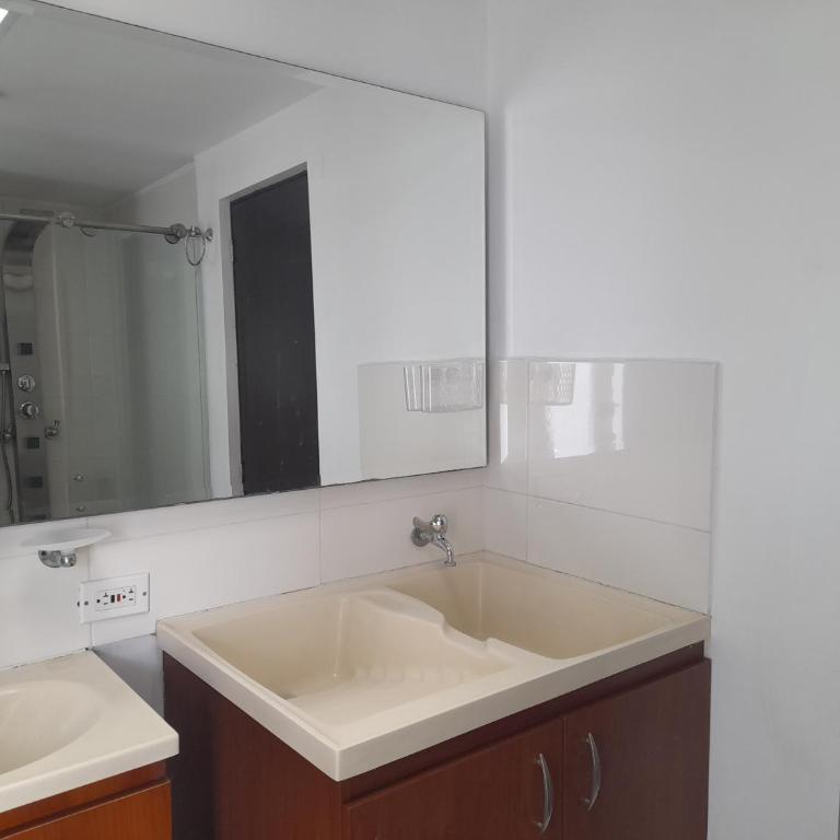Casa Colibrí Hospedaje Manizales a 2 min del Cable y 1 min Zona G - Apartamento con balcón - 9