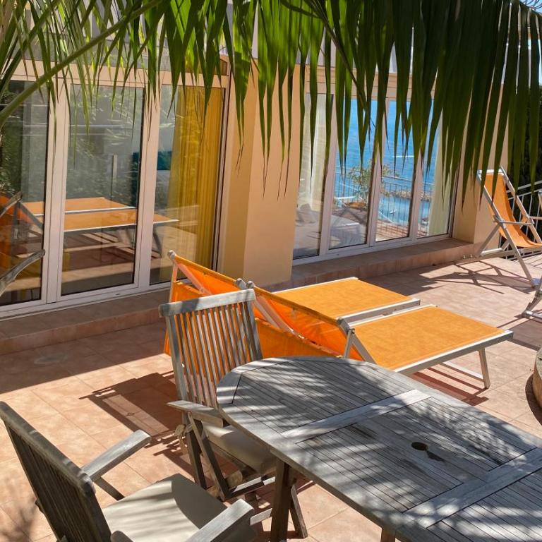 Villa l'ensoleillée vue panoramique mer, 250 m de la plage et du centre ville - Studio - Vue sur Mer - 21