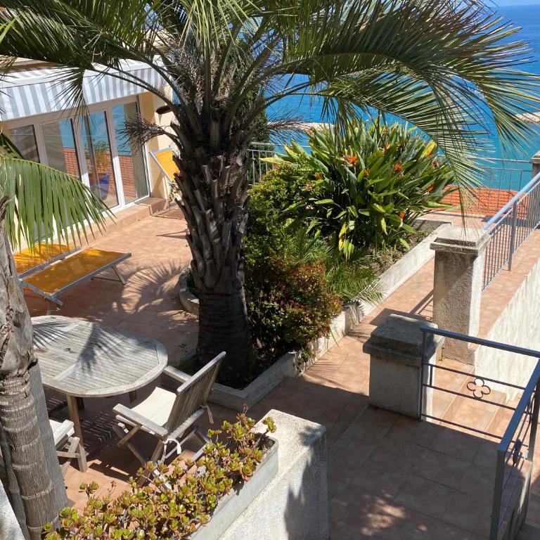 Villa l'ensoleillée vue panoramique mer, 250 m de la plage et du centre ville - Studio - Vue sur Mer - 12