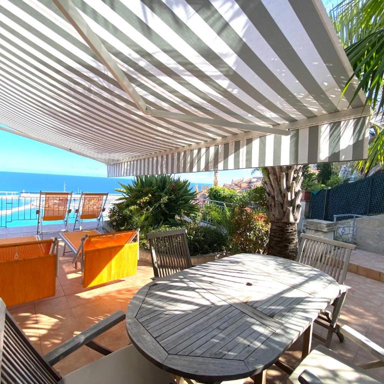 Villa l'ensoleillée vue panoramique mer, 250 m de la plage et du centre ville - Studio - Vue sur Mer - 16